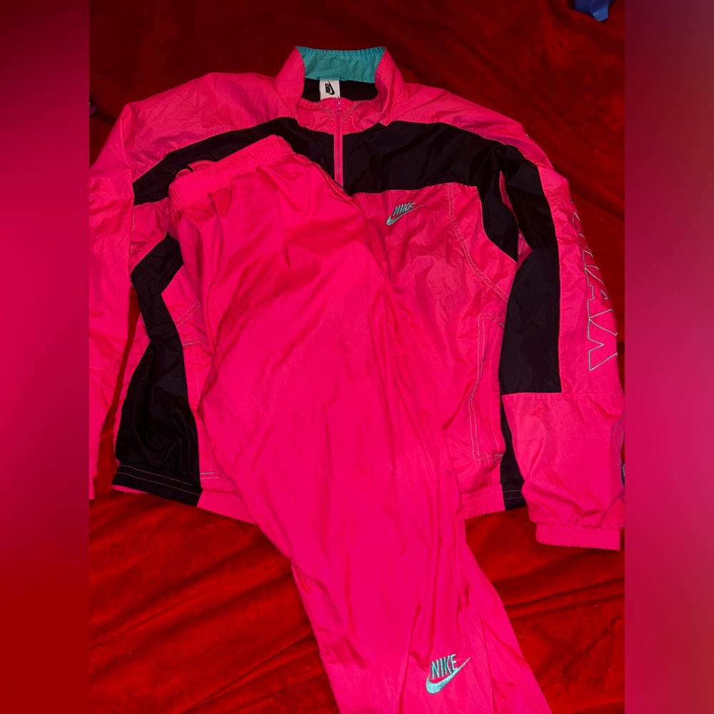 Nike wind breaker set
